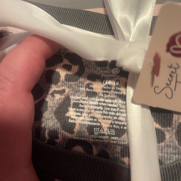 New Secret Treasures 3 Gray Piece Pajama Set with Cosmetic Bag. Size XL (16-18) - Picture 6 of 6